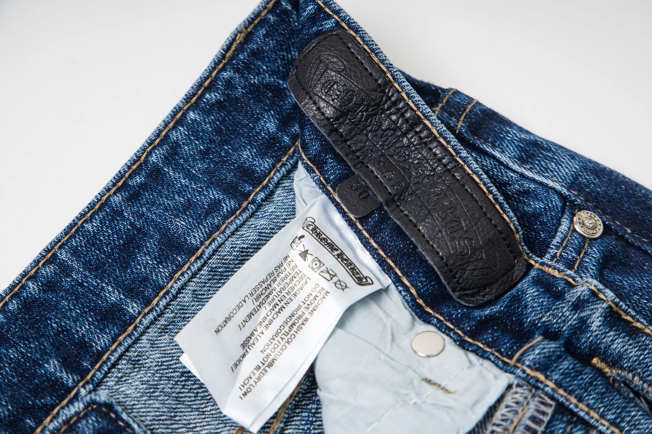 P260 Chrome Hearts Miami Limited Pants Blue Leather Cross Couple Jeans are a hot trend this season and are sought after by countless celebrities and fashionistas. The neat details of the cutting process add color to the playful fashion! The neat and meticulous design, and the well-fitting structure is unique. The upper body not only has outstanding recognition, but also looks younger and younger. A style with the ultimate wearing meaning and performance, gorgeous color matching, and the craftsmanship of this style is also extremely extraordinary. After the finished product is washed, it is disassembled and hand-made with sheepskin cross leather and then spliced ​​together to complete. The whole piece has too many craftsmanship to describe. It is decorated with patchwork cross flowers and high-waisted washed jeans! ! Absolutely high-end luxury product, a god-level single product, a super popular product, made by top heavy industry, a magic weapon that cannot be missed to hit the streets. Style number: 1832 Size: 28 30 32 34 36 Color: blue